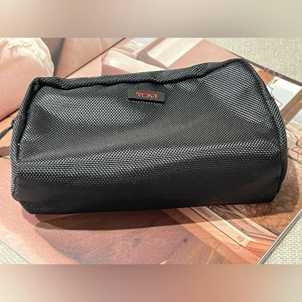 Tumi For Delta Unisex Toiletry Case/Cosmetic Pouch/Accessory Case Black/Red Logo